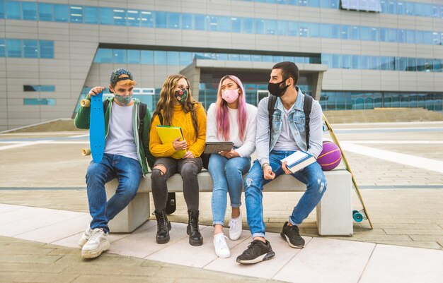 Felices los jóvenes reunidos al aire libre