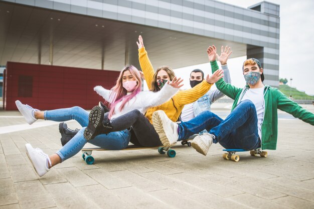 Felices los jóvenes reunidos al aire libre