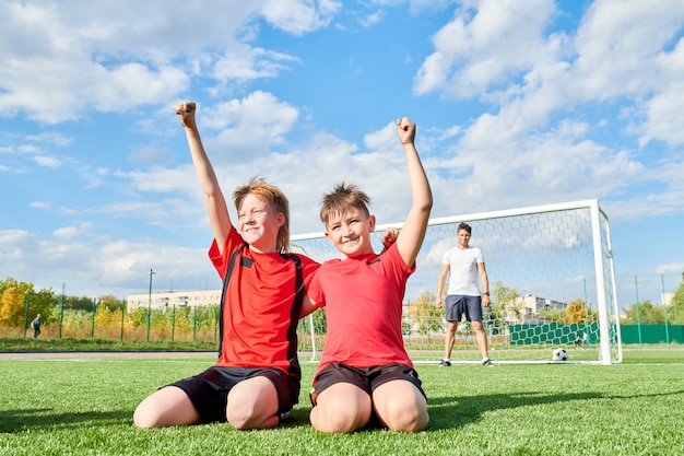 Felices jugadores de fútbol en un campo