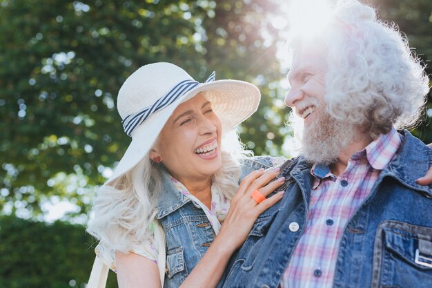 Felices juntos. Bonita pareja alegre mirándose mientras se sienten felices juntos