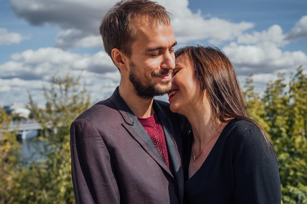 Felices juntos Pareja enamorada caminando divirtiéndose Hombre hipster barbudo y mujer bonita enamorada