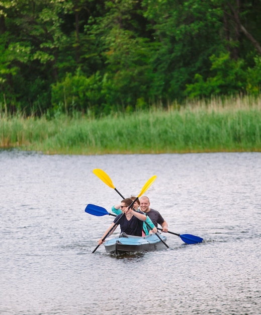 Felices mejores amigos divirtiéndose en un kayaks