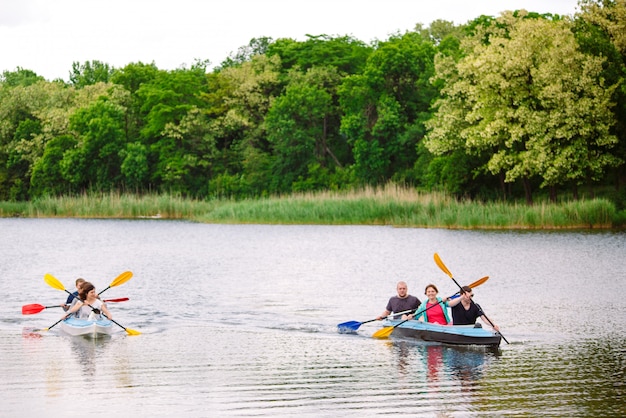 Felices mejores amigos divirtiéndose en un kayaks