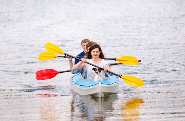 Felices mejores amigos divirtiéndose en un kayaks