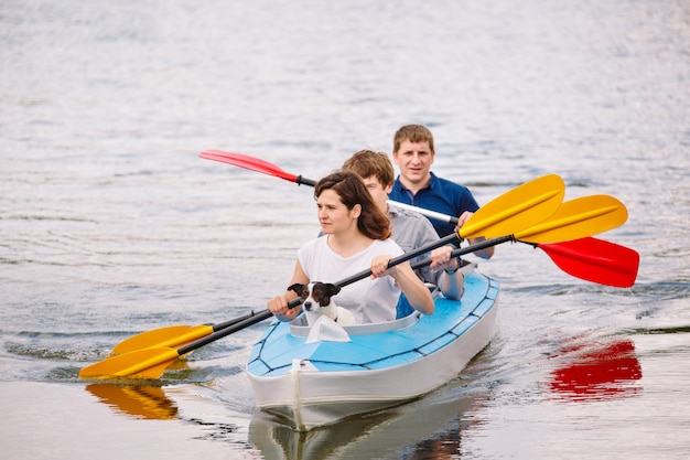 Felices mejores amigos divirtiéndose en un kayaks