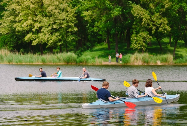 Felices mejores amigos divirtiéndose en un kayaks