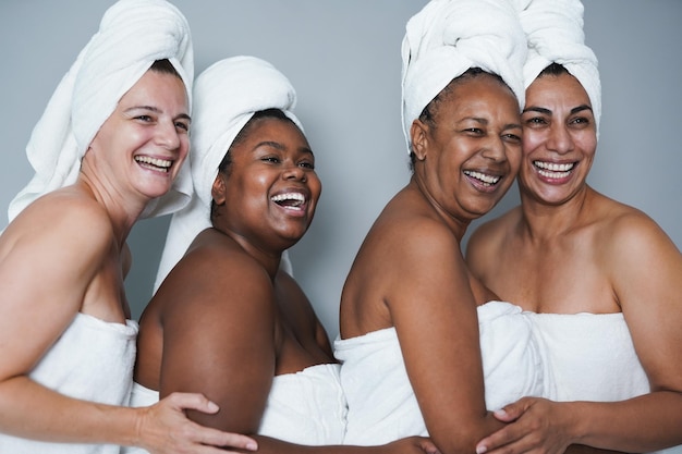 Felices mujeres diversas divirtiéndose durante el día de la belleza.