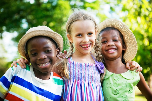 Felices niños diversos en el parque