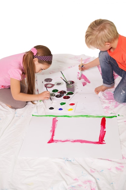 Felices niños pintando en el piso