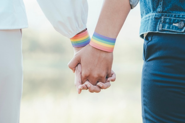 Felices novias multirraciales enamoradas abrazándose y abrazándose - Pareja de lesbianas, mujeres millennials, niñas en Londres que viven un estilo de vida feliz - Concepto LGBTQ con hermosa pareja de raza mixta