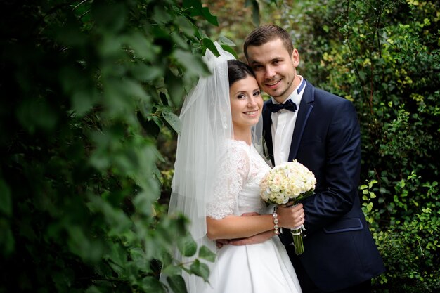 Foto felices novios en su boda