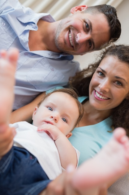 Foto felices padres con bebé