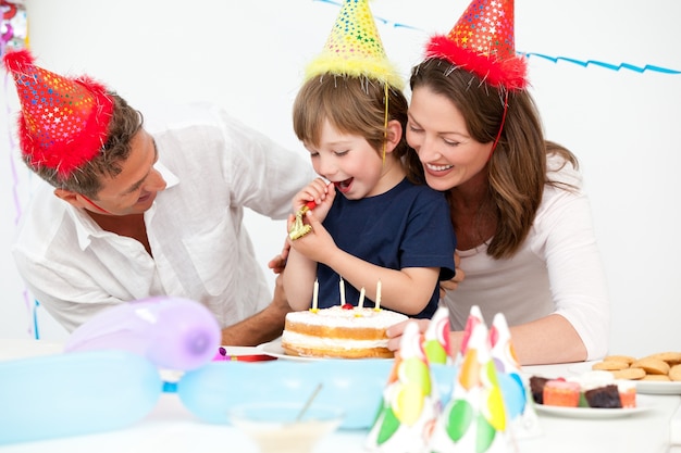 Felices padres celebrando el cumpleaños de su hijo