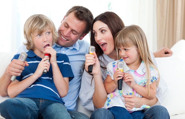 Felices padres e hijos se divierten juntos