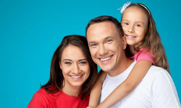 Foto felices padres jóvenes y niños abrazados