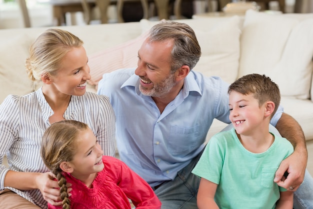 Felices padres y niños divirtiéndose en la sala de estar