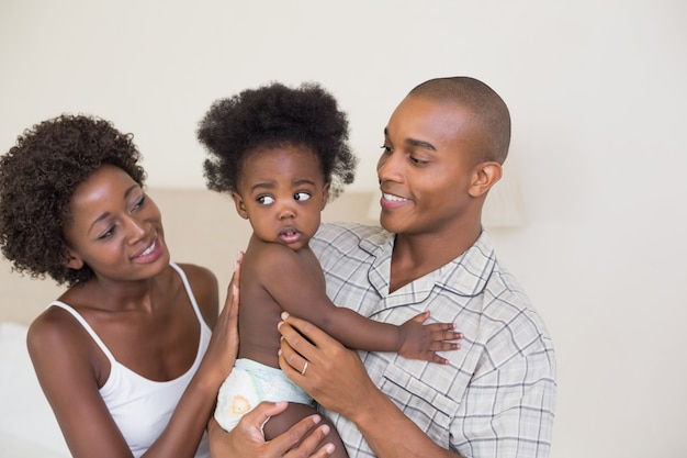 Felices padres con su bebé