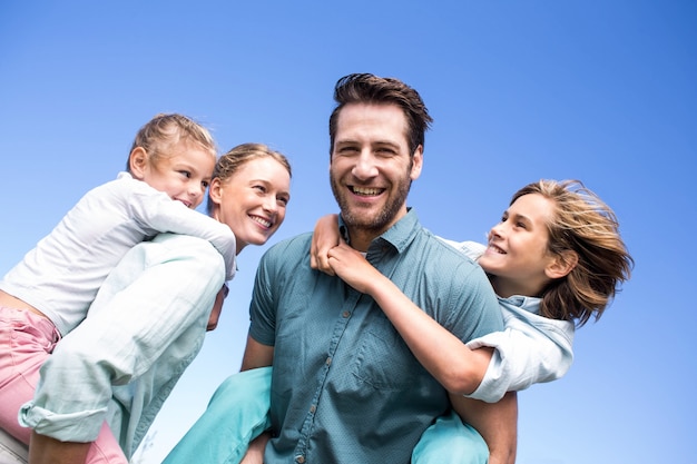 Felices padres con sus hijos