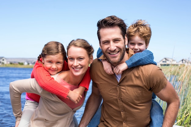 Felices padres con sus hijos