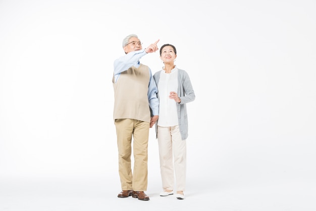 Felices parejas de ancianos caminando de la mano