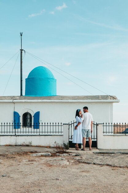 Felices parejas de viajeros frente a la Iglesia del Profeta Elías