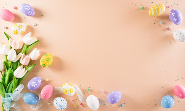 Felices Pascuas Coloridos de huevos de Pascua con flor