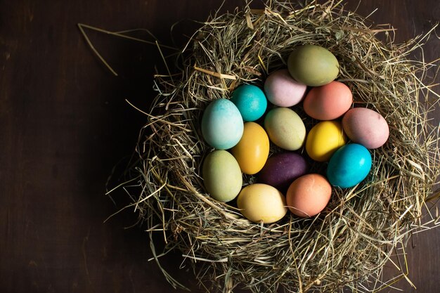 Felices Pascuas Coloridos huevos de pascua en un nido