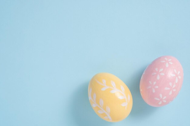 Felices Pascuas Coloridos huevos de Pascua sobre fondo azul.