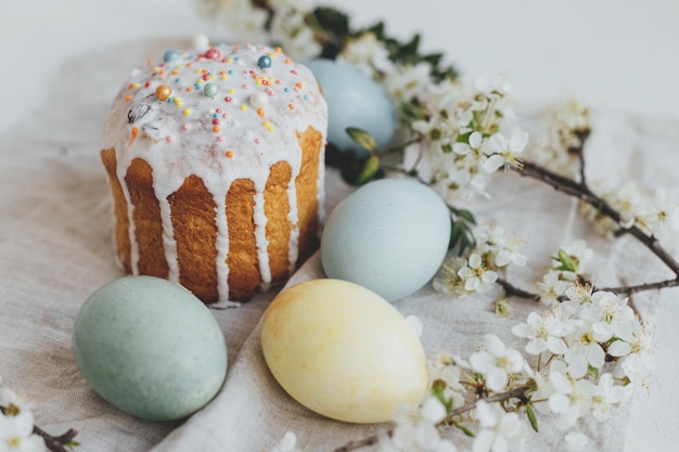 Felices Pascuas Elegantes huevos de pan en una mesa rústica con flor de primavera y servilleta de lino