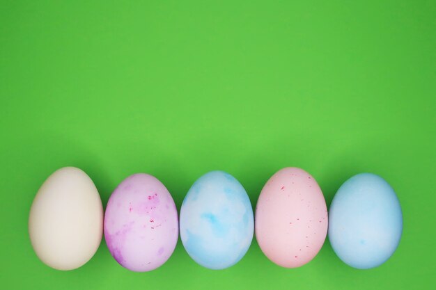 Felices Pascuas. Fondo colorido de los huevos de Pascua.