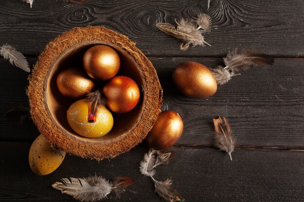 ¡Felices Pascuas! Huevos de Pascua en el fondo de madera