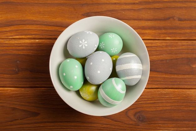 ¡Felices Pascuas! Huevos de Pascua en madera