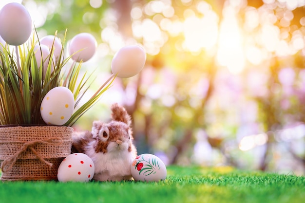 Felices Pascuas. Huevos pintados de colores para celebrar en abril. Preparación y pintura para celebraciones familiares y decoración del hogar.