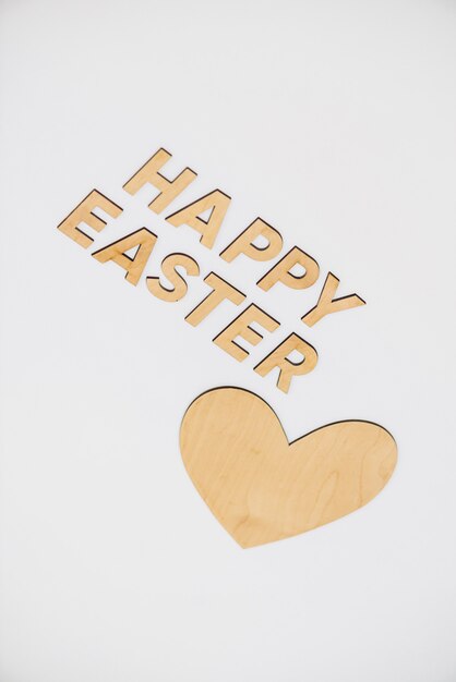 Felices pascuas en letras de madera con corazón de madera