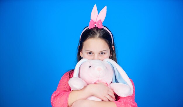 Felices Pascuas La mejor Pascua de todos los tiempos Búsqueda de huevos Vacaciones familiares Niña con juguete de liebre Fiesta de primavera Niño con orejas de conejo hola estado de ánimo de Pascua de primavera Preparación divertida para Pascua