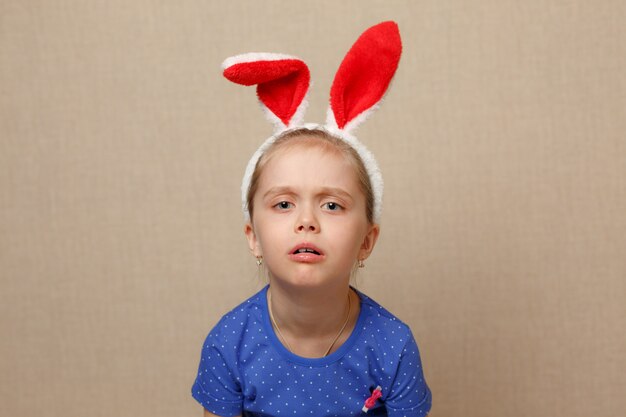 Felices Pascuas. Niña niño con orejas de conejo.