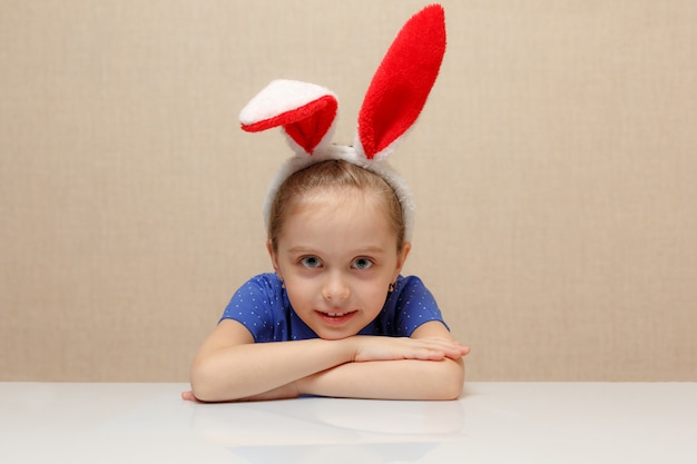 Felices Pascuas. Niña niño con orejas de conejo.