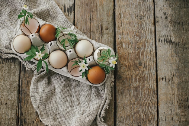 Felices Pascuas Pascua bodegón rústico huevos de Pascua con flores de primavera en bandeja en madera rural