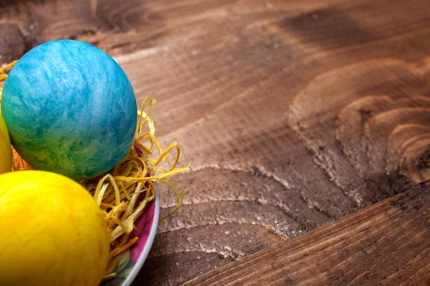 ¡Felices Pascuas! Pinta huevos de Pascua.