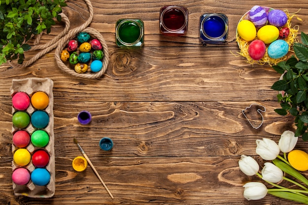 ¡Felices Pascuas! Pinta huevos de Pascua.