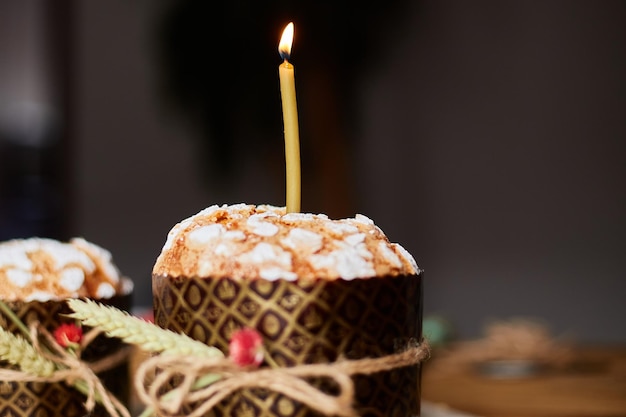 Felices Pascuas La vela está ardiendo en el pastel de Pascua