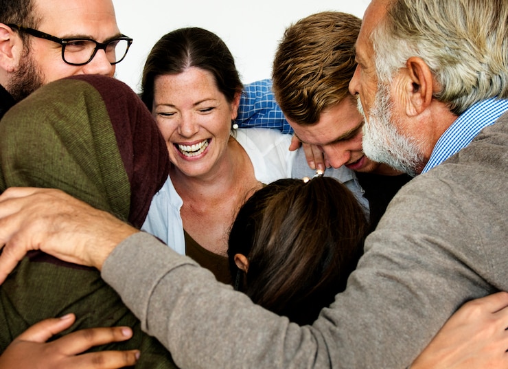 Foto felices personas diversas unidas