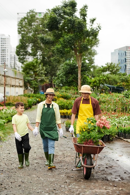 Felices propietarios del vivero de flores