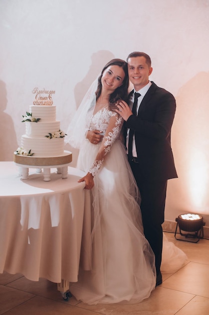 Felices recién casados cortan el pastel