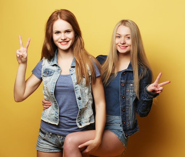 Foto felices sonrientes adolescentes o amigos