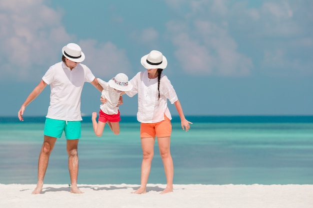 Felices vacaciones familiares hermosas en la playa blanca