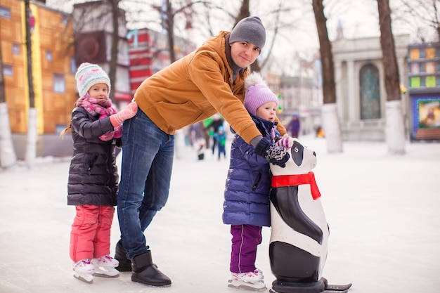 Felices vacaciones familiares en pista de patinaje