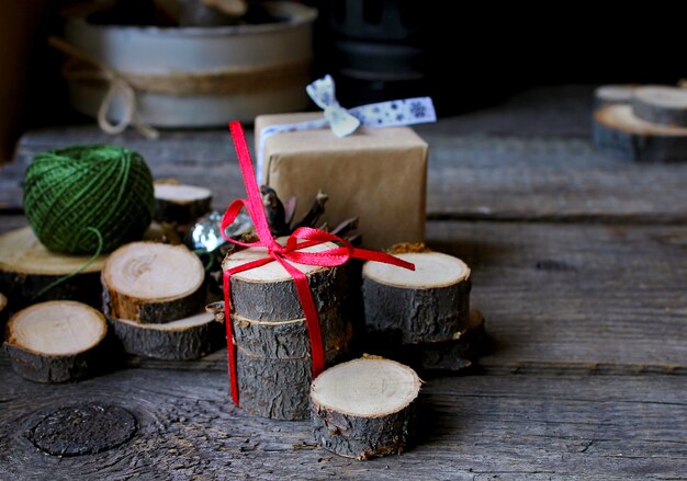 Felices vacaciones mágicas con navidad año nuevo regalo rústico de madera