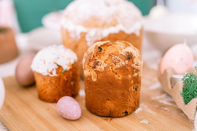 Felices vacaciones de pascua en la temporada de primavera pastel casero natural horneado y huevos pintados en la mesa de tablero de madera decoración festiva del hogar comida tradicional estilo rústico tablscape