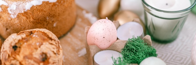 Felices vacaciones de pascua en la temporada de primavera pastel horneado casero natural y huevos pintados en la mesa de tablero de madera decoración festiva del hogar comida tradicional país rústico tablscape estilo banner